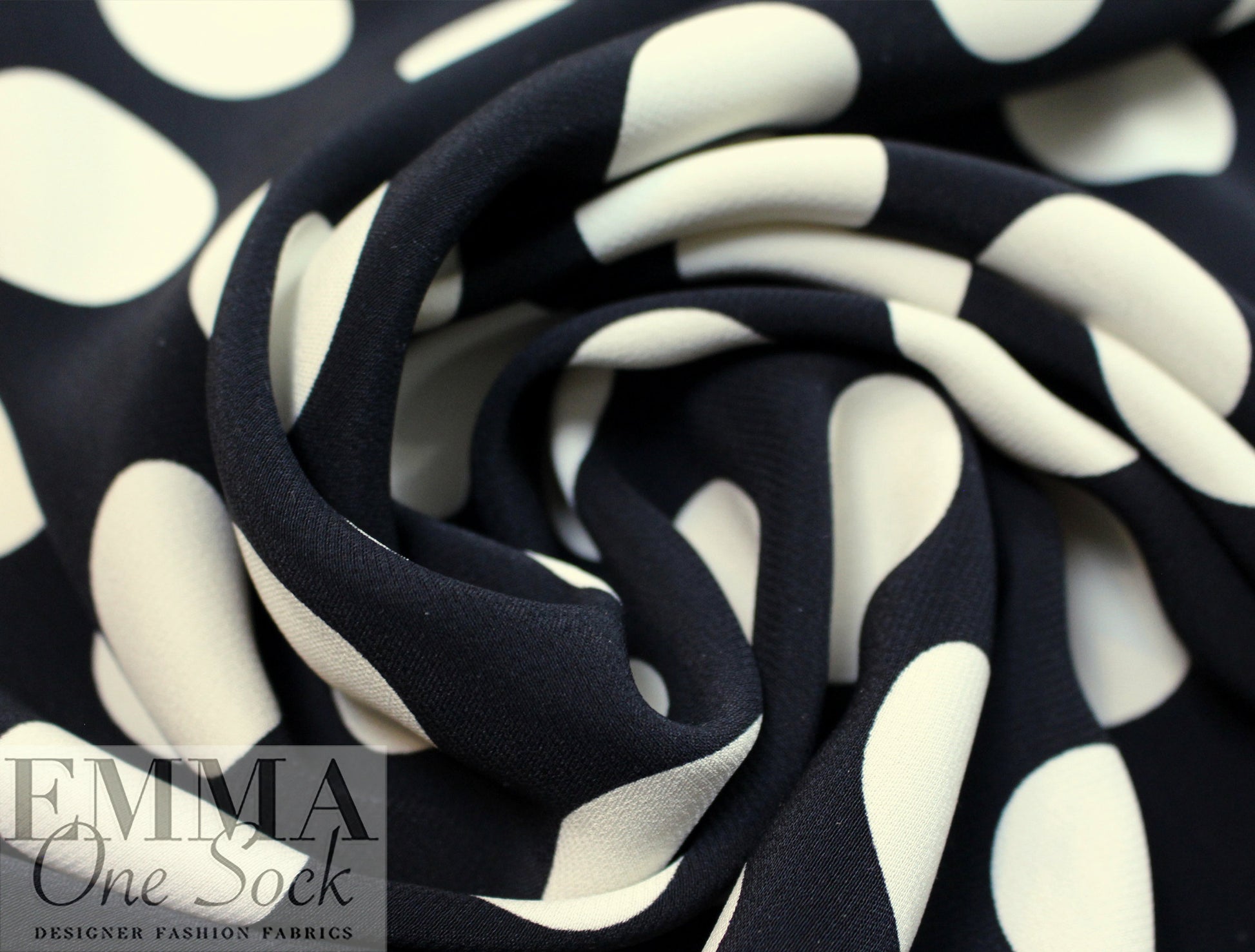 D0lce & Gab. black/pearl 4-ply viscose crepe .75 yds