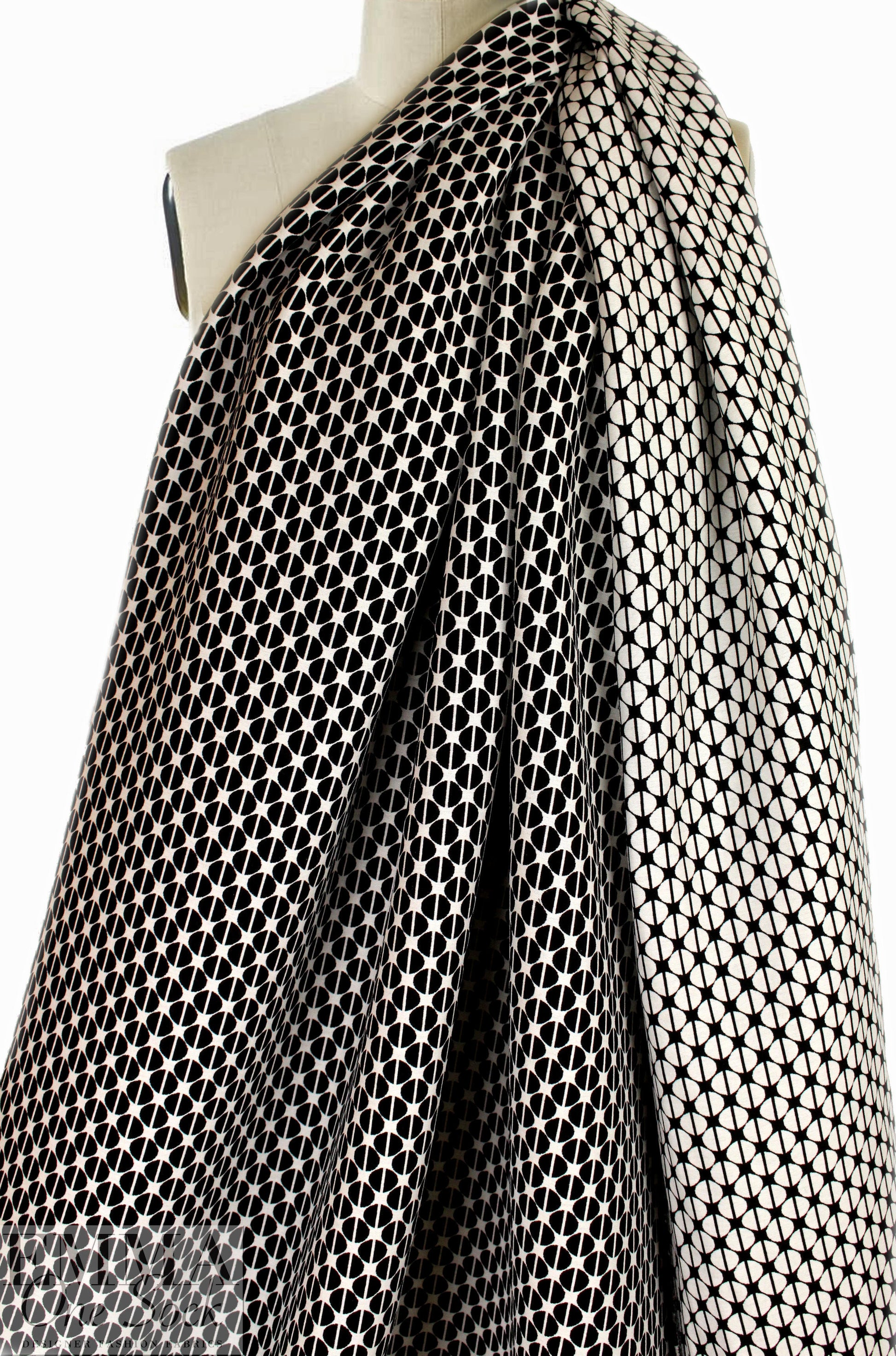 NY designer reversible vertical stretch jacquard - blk/wht .875 yds