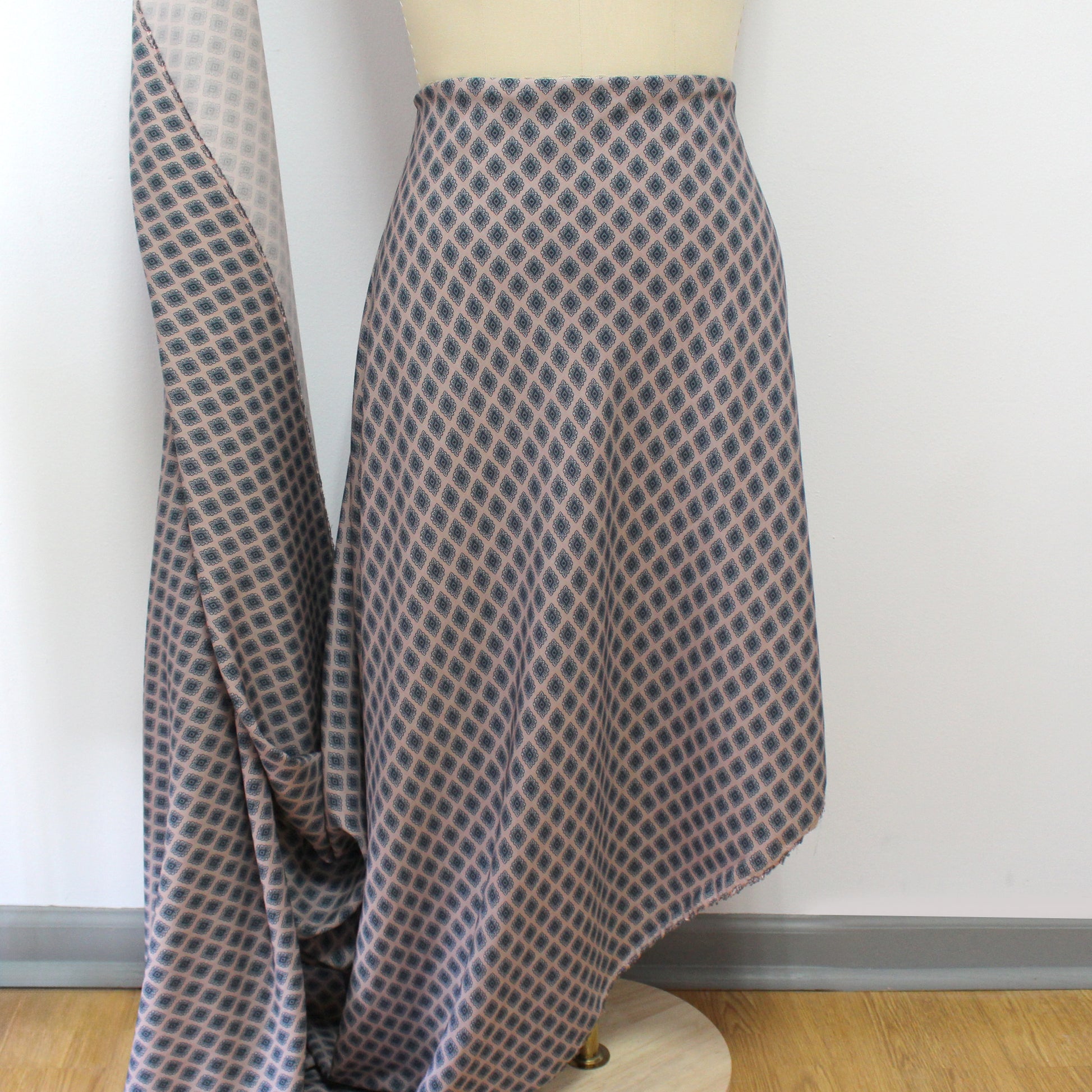 Italian 'petite medallion' dressweight Lyocell woven