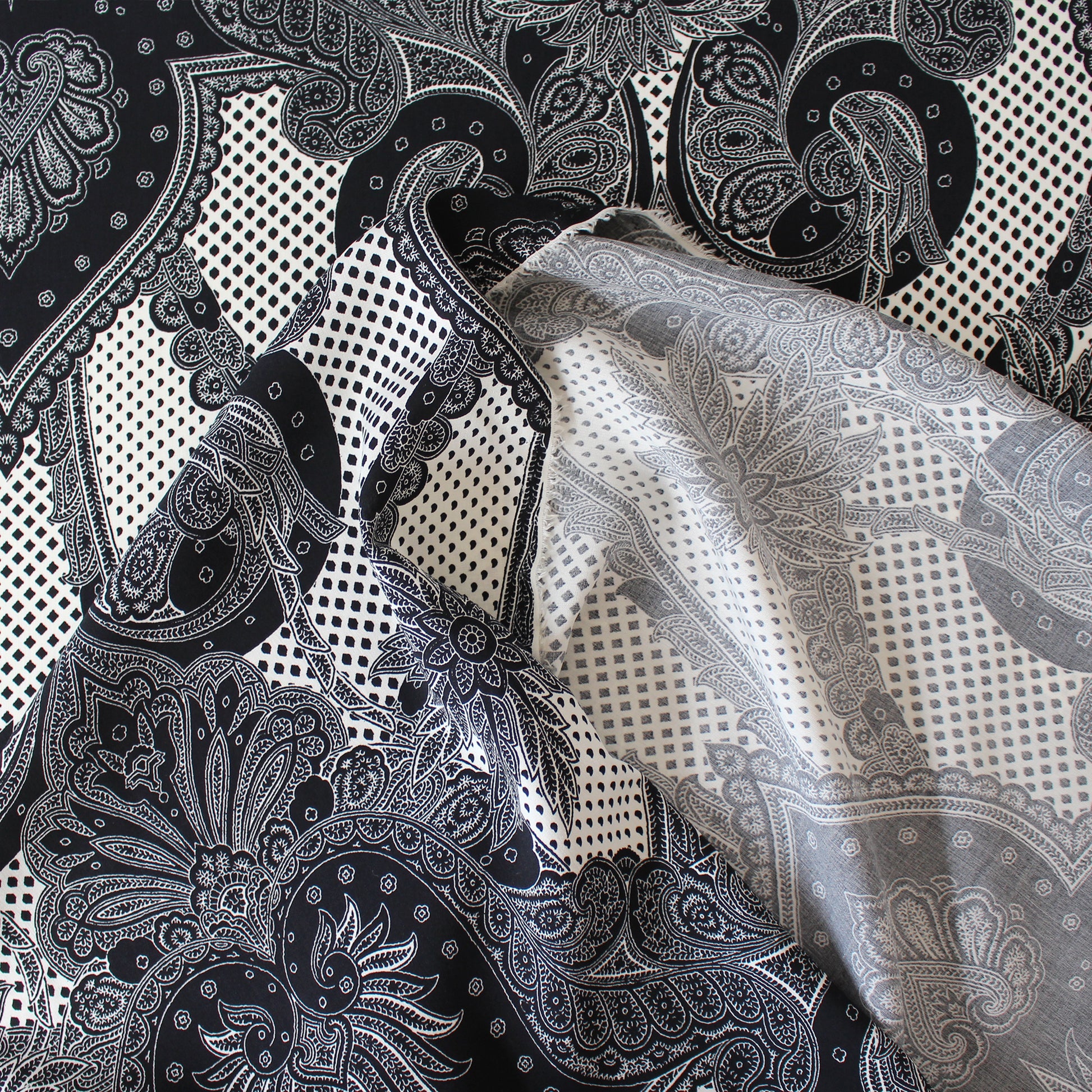 The K0oples 'Juliette paisley' Ecovero lightweight woven