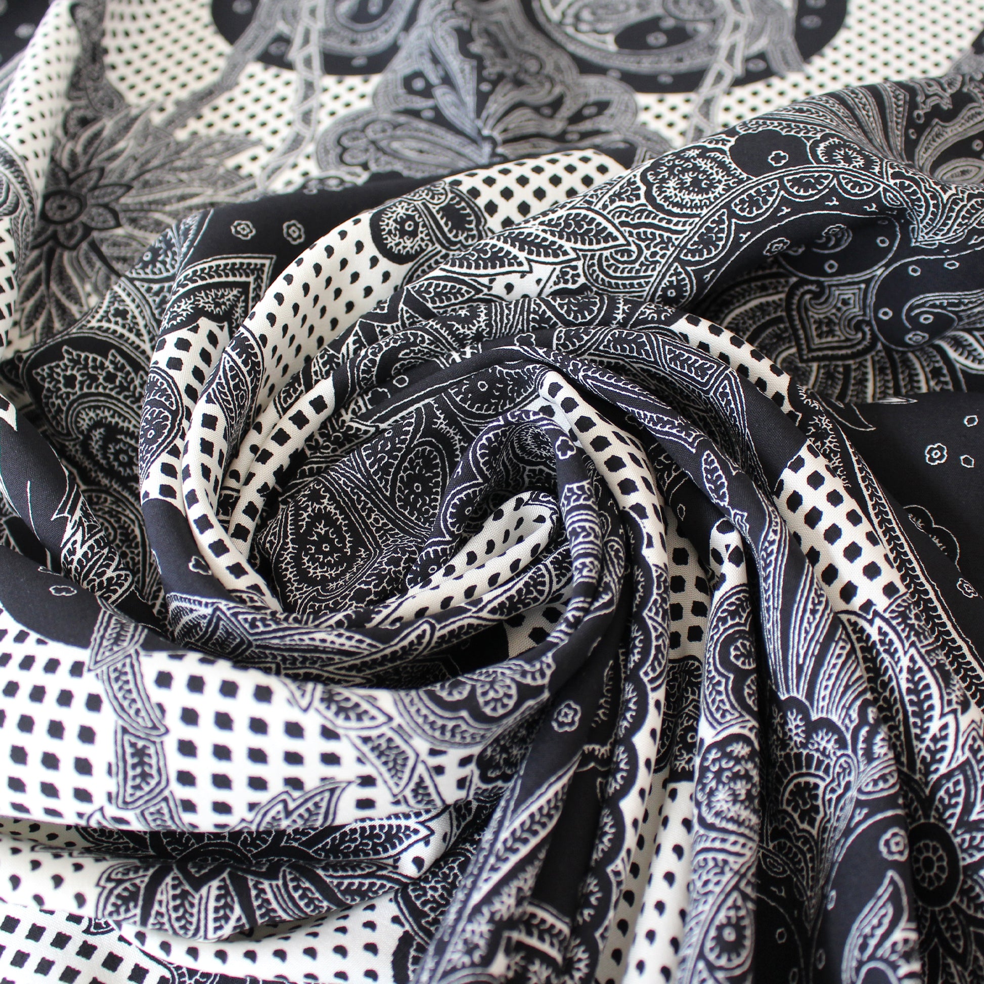 The K0oples 'Juliette paisley' Ecovero lightweight woven