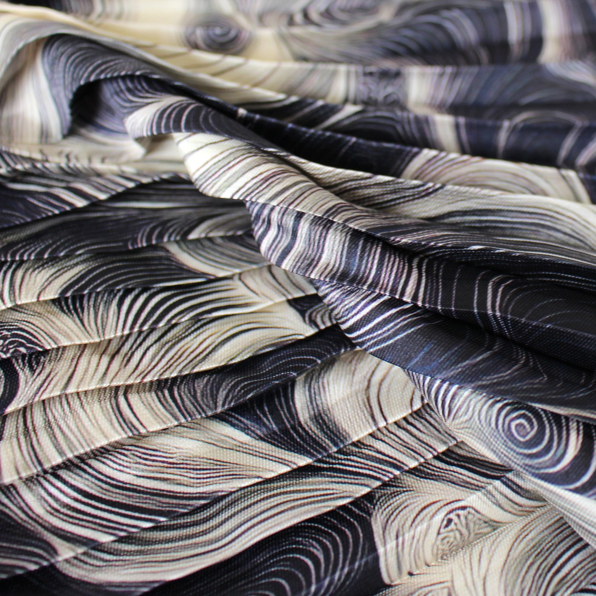 Dutch abstract 'milky way' plisse - gunmetal/cream