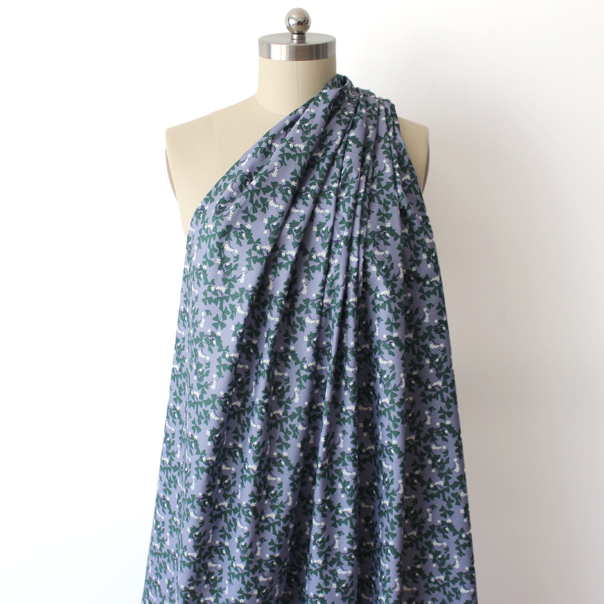 Japanese Sevenberry 'Lierre' cotton lawn