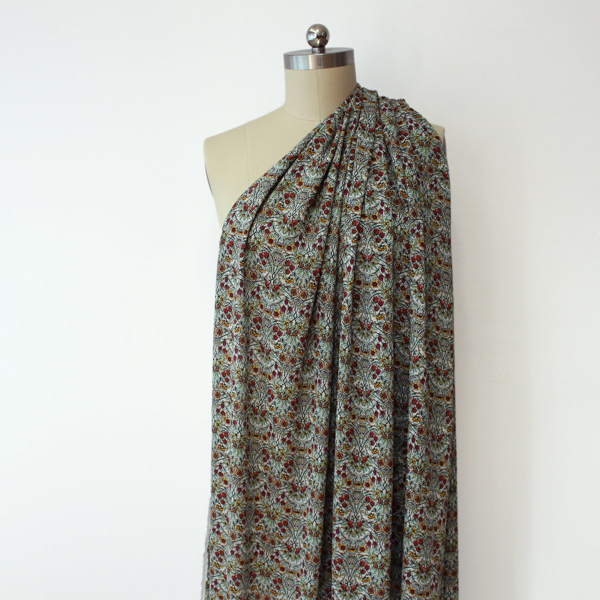 crinkled crepe, viscose woven 'nouveau flowers'