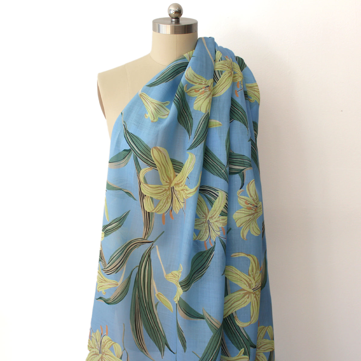 ramie voile, printed dressweight woven 'daylily'