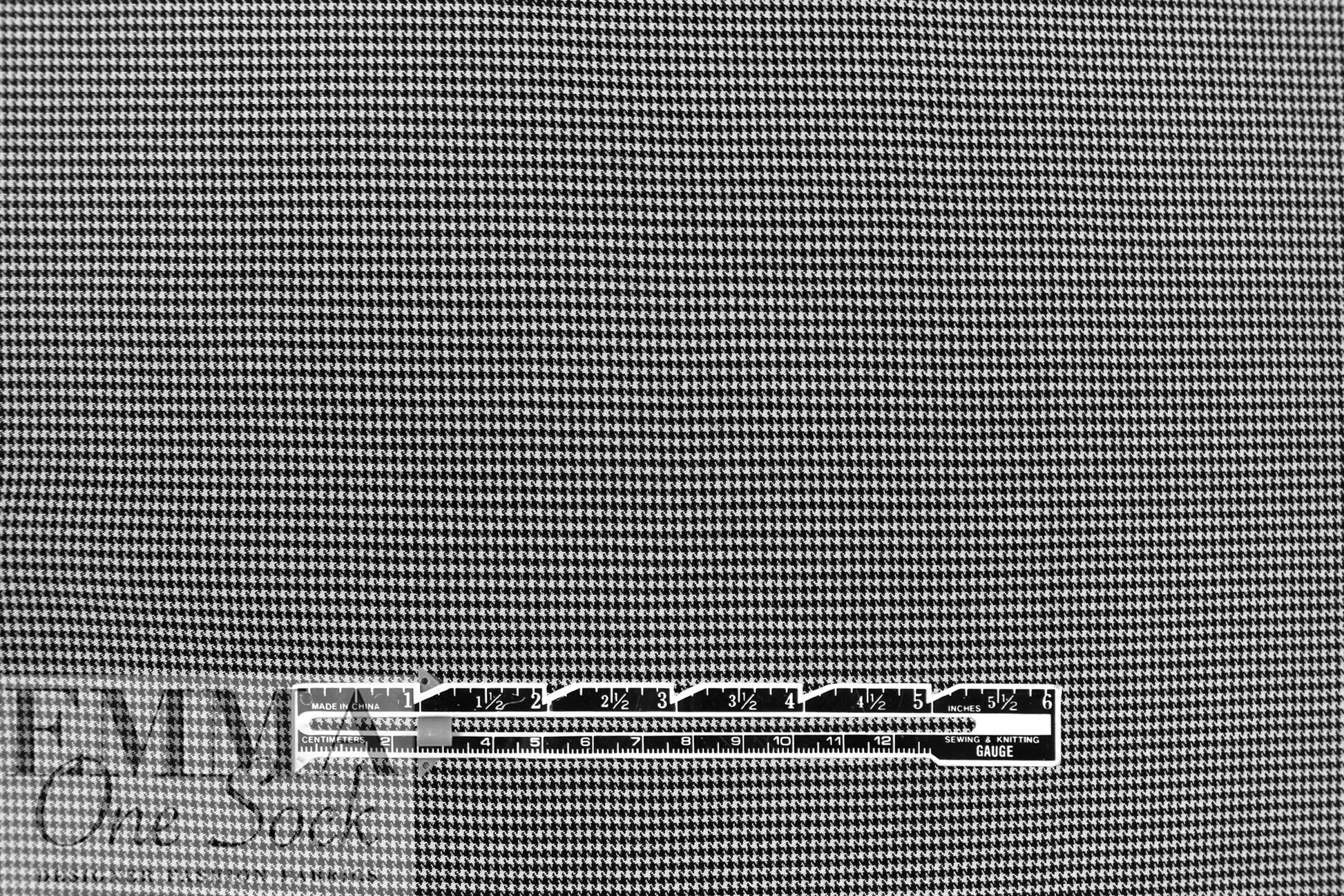 rayon blend micro-houndstooth bengaline woven - black/white 1.625 yd