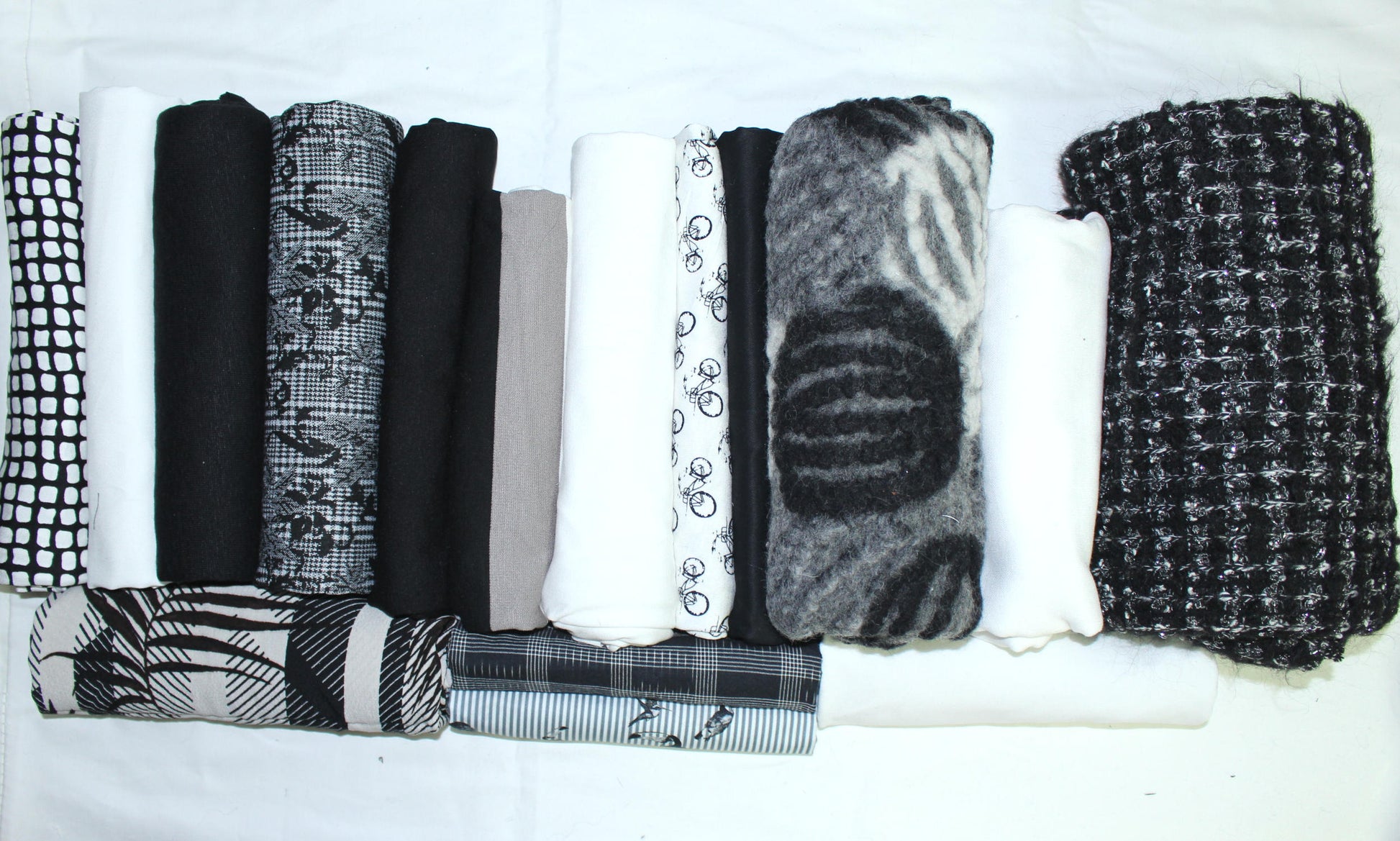 bundle, black/whie, 16 small cuts, 7 lbs