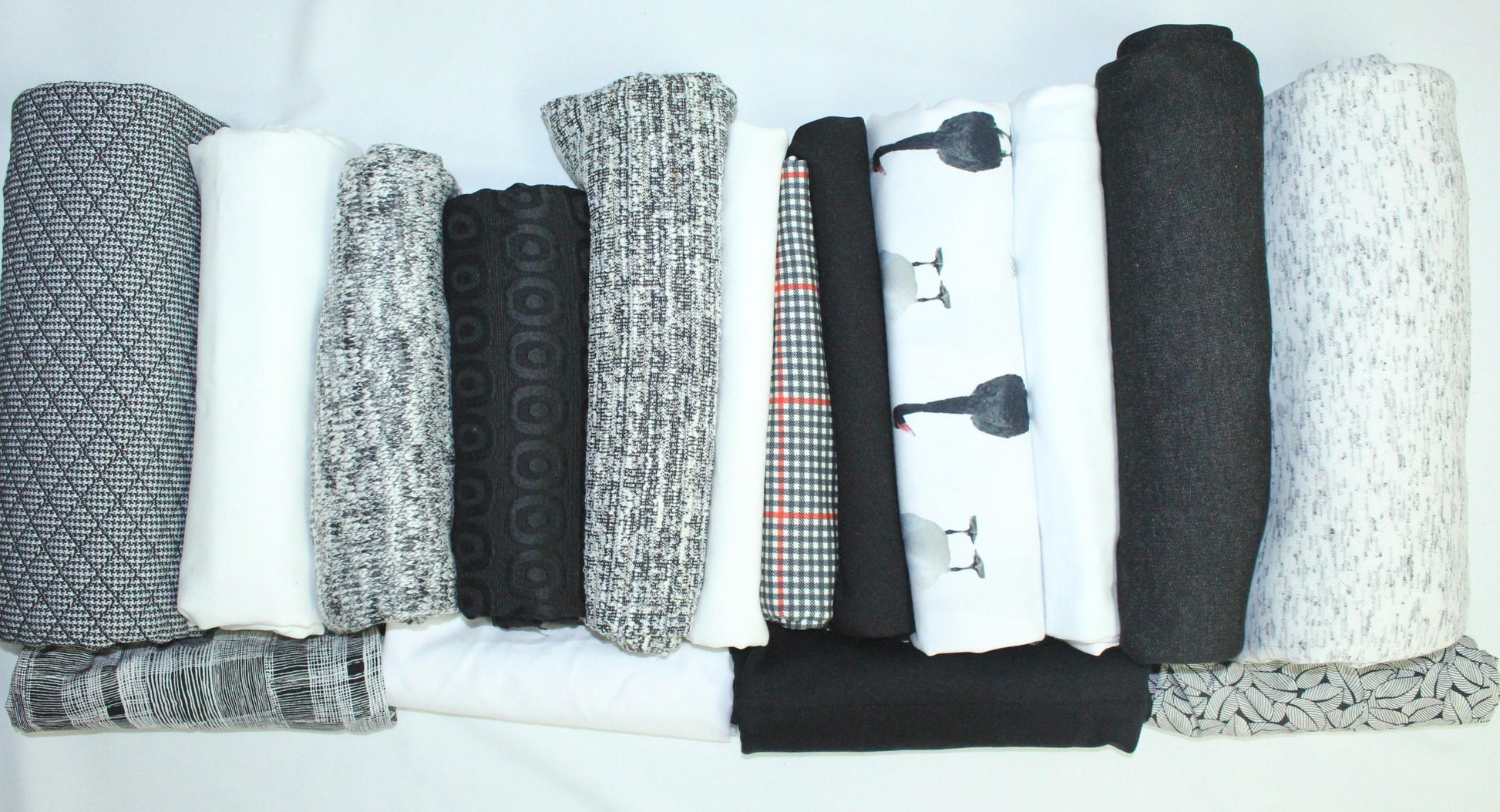 bundle, black/white, 16 small cuts, 7 lbs