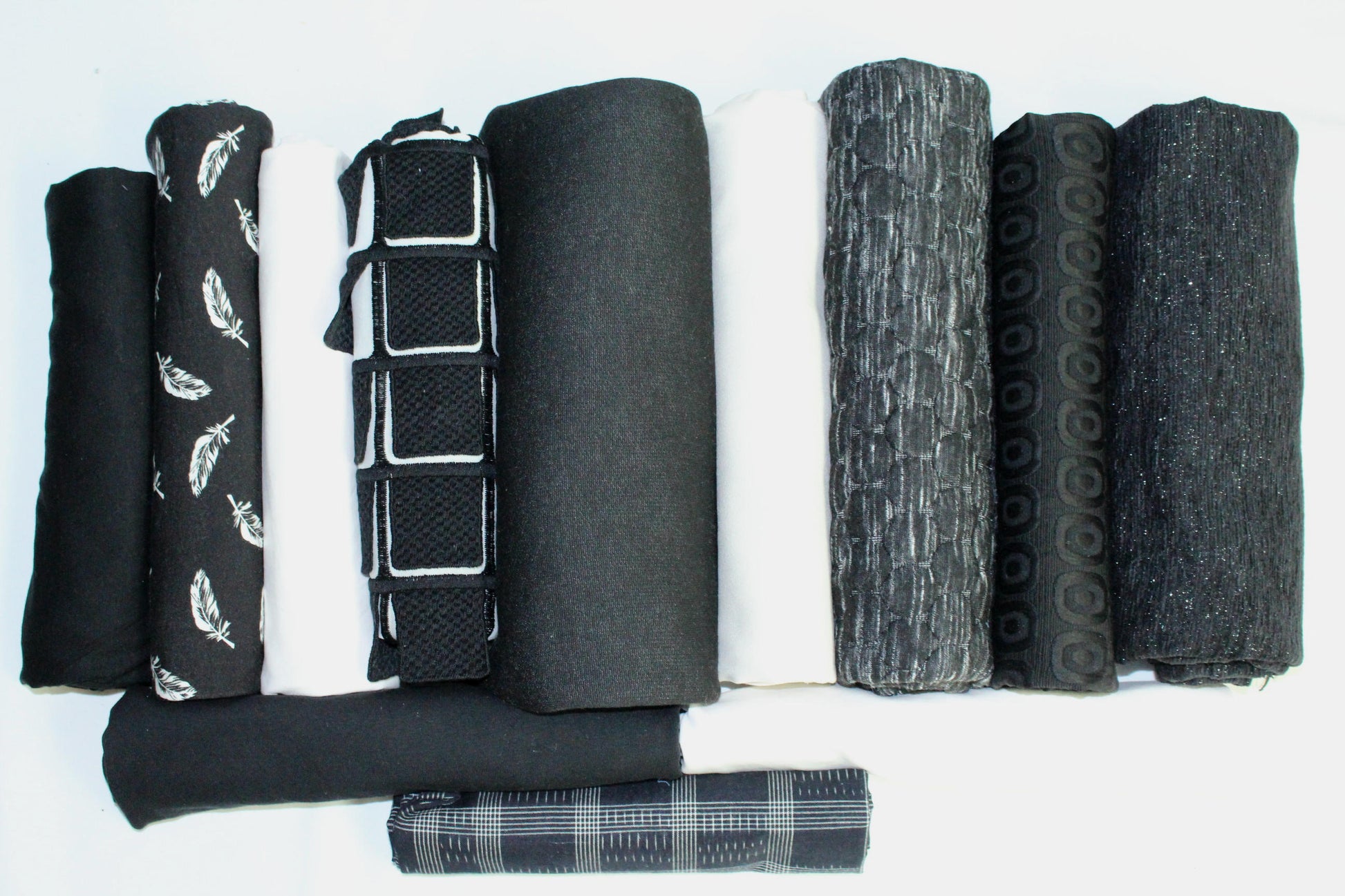 bundle, black/white, 12 small cuts, 6 lbs