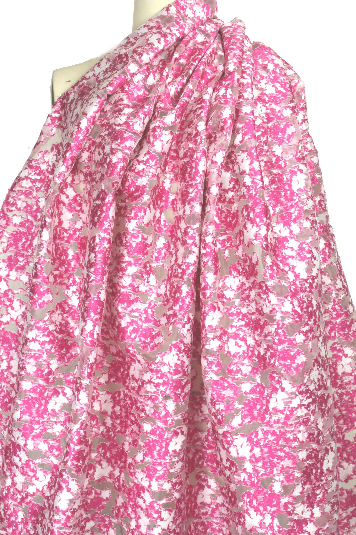 Tah@ri magenta/white mesh clip weave 1.3 yds