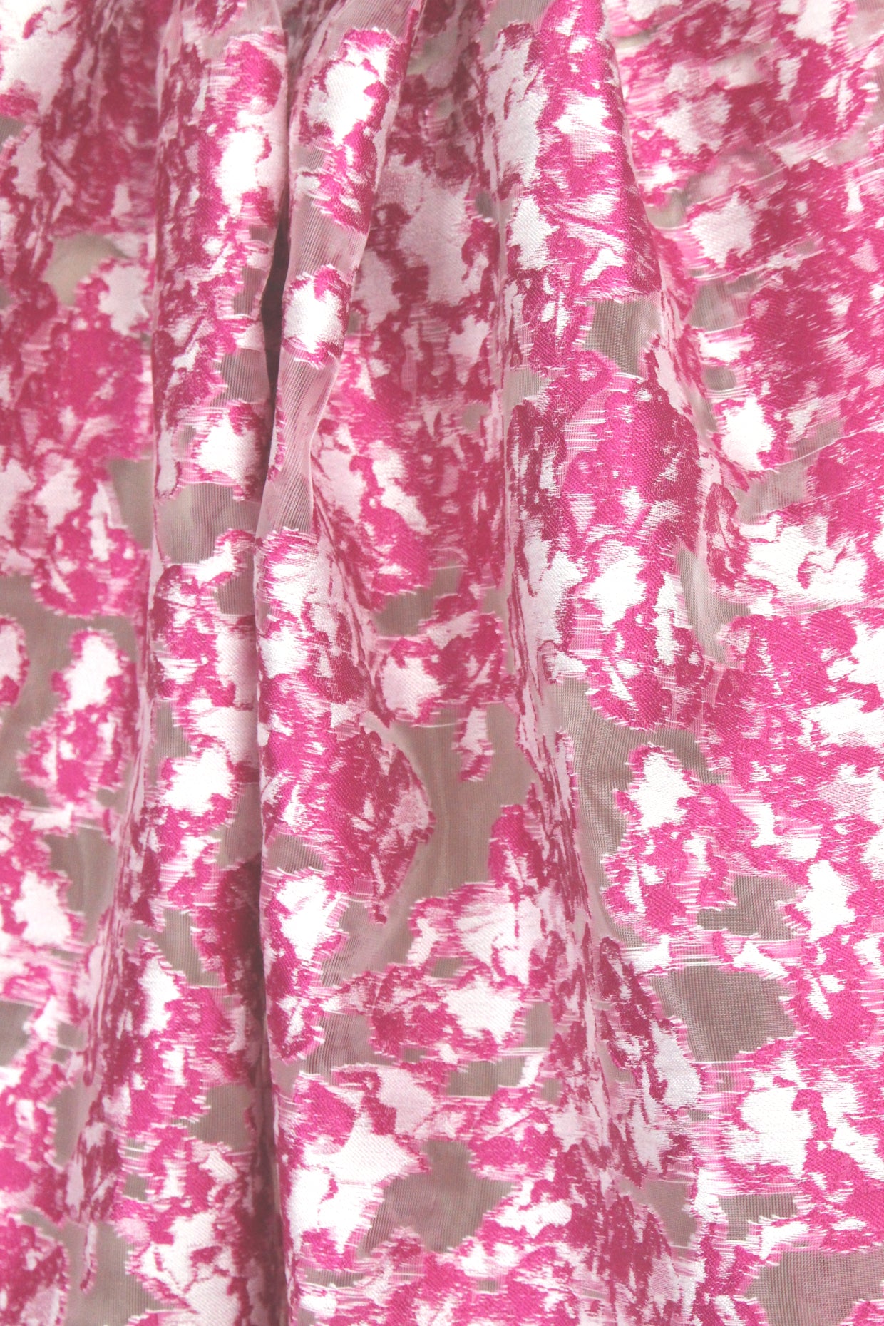 Tah@ri magenta/white mesh clip weave .875 yds