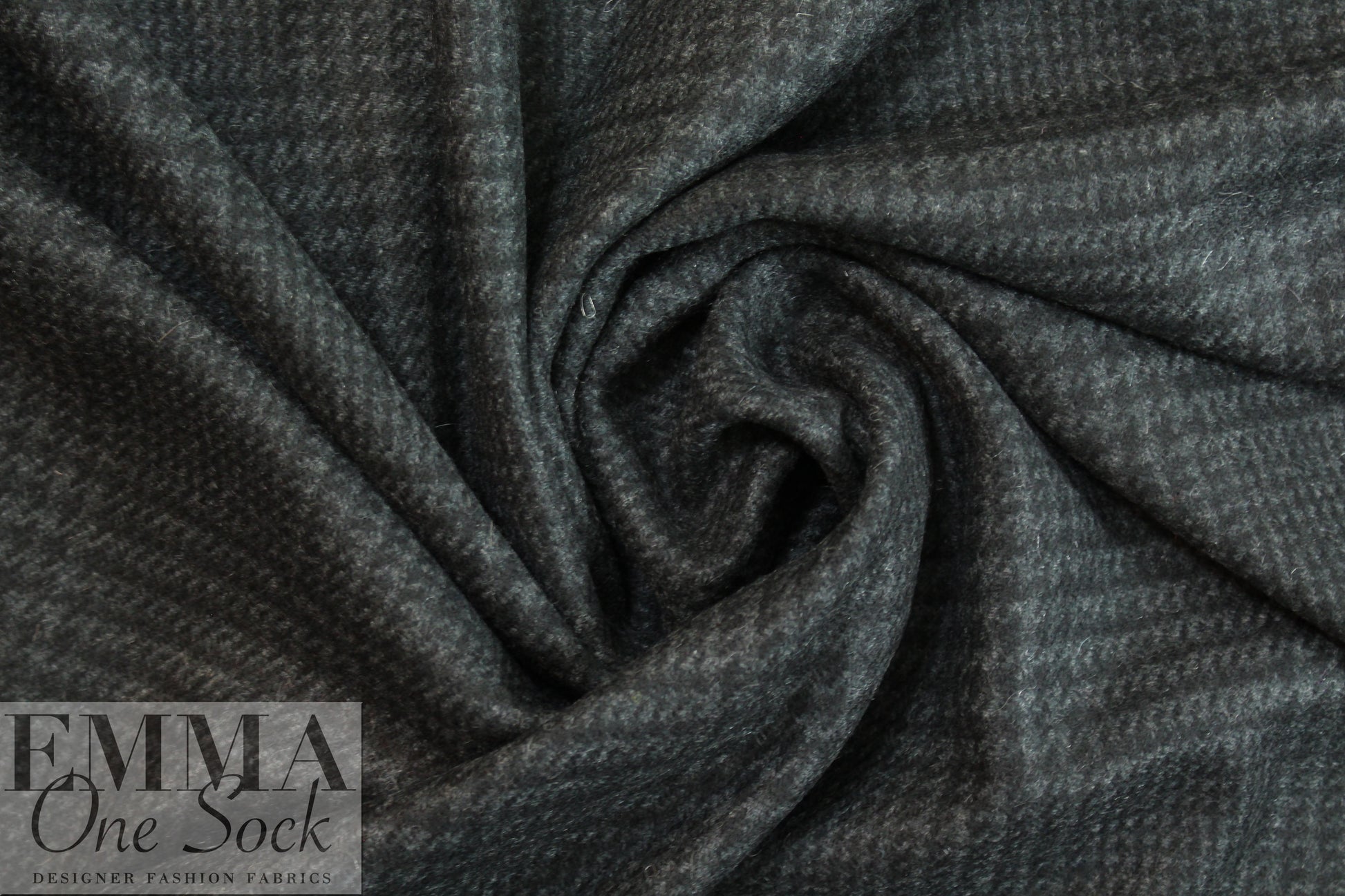 J0hnstons of Elgin 100% cashmere black/charcoal plaid woven