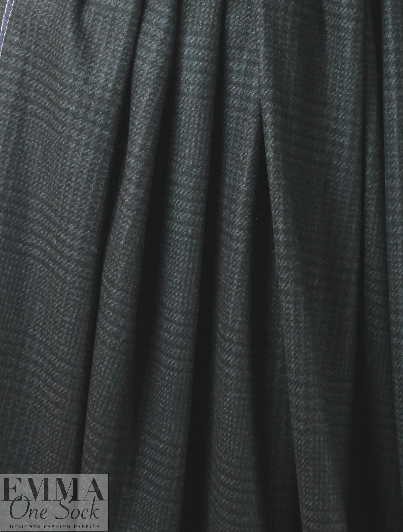 J0hnstons of Elgin 100% cashmere black/charcoal plaid woven