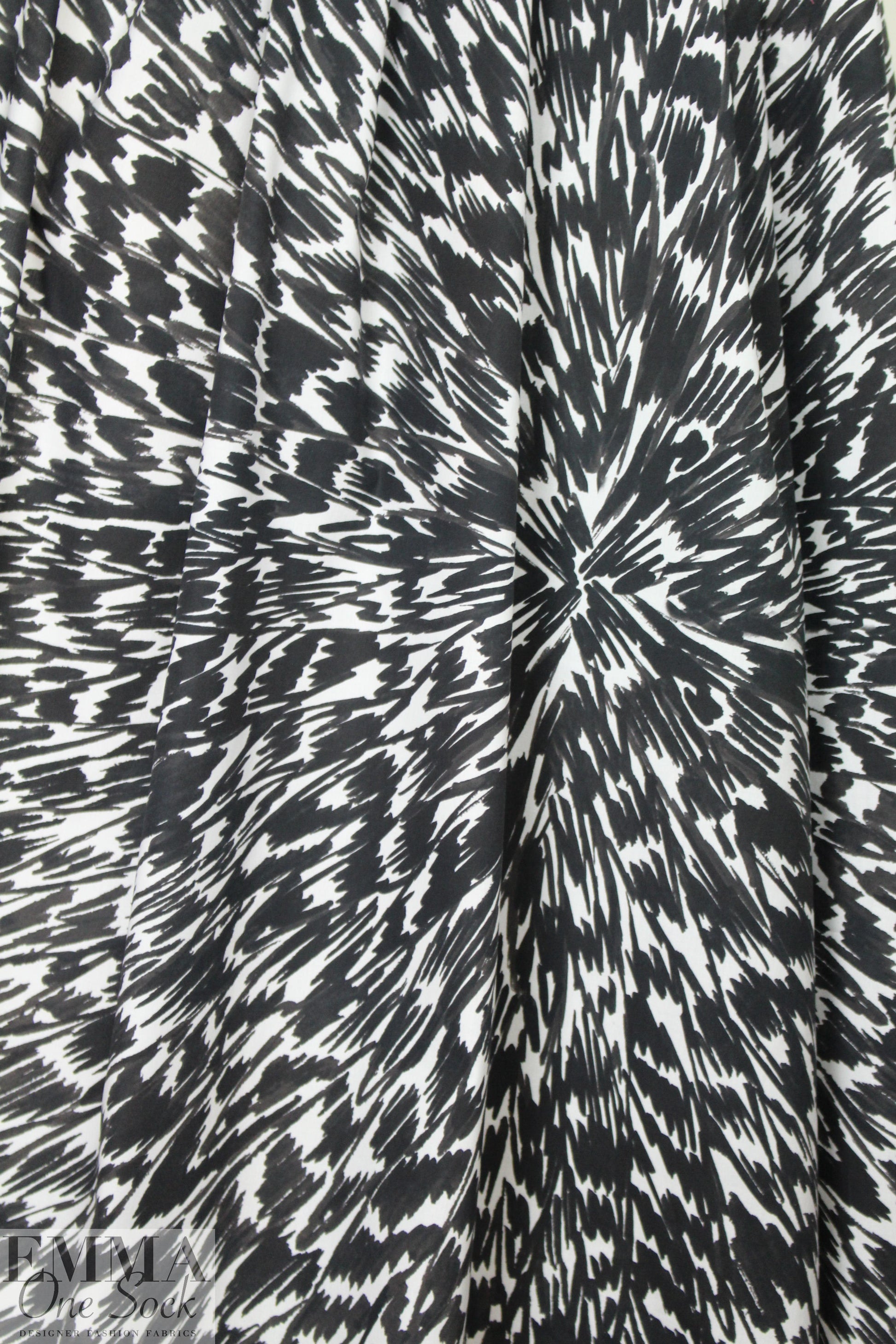 Mi11y scribble cotton/spandex shirting 1.6 yds *flaw*