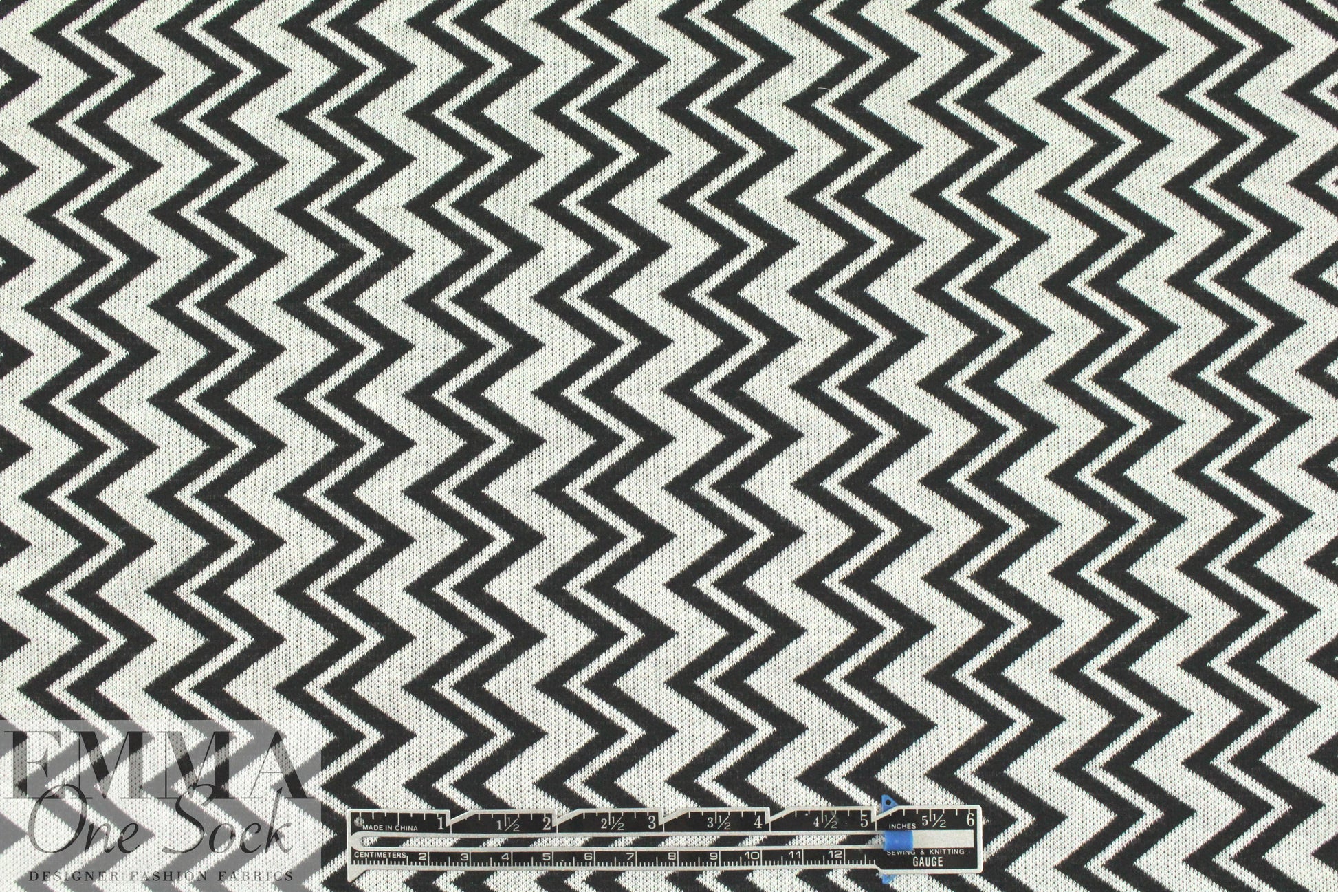 CA designer zigzag jacquard doubleknit - black/white 2.125 yd
