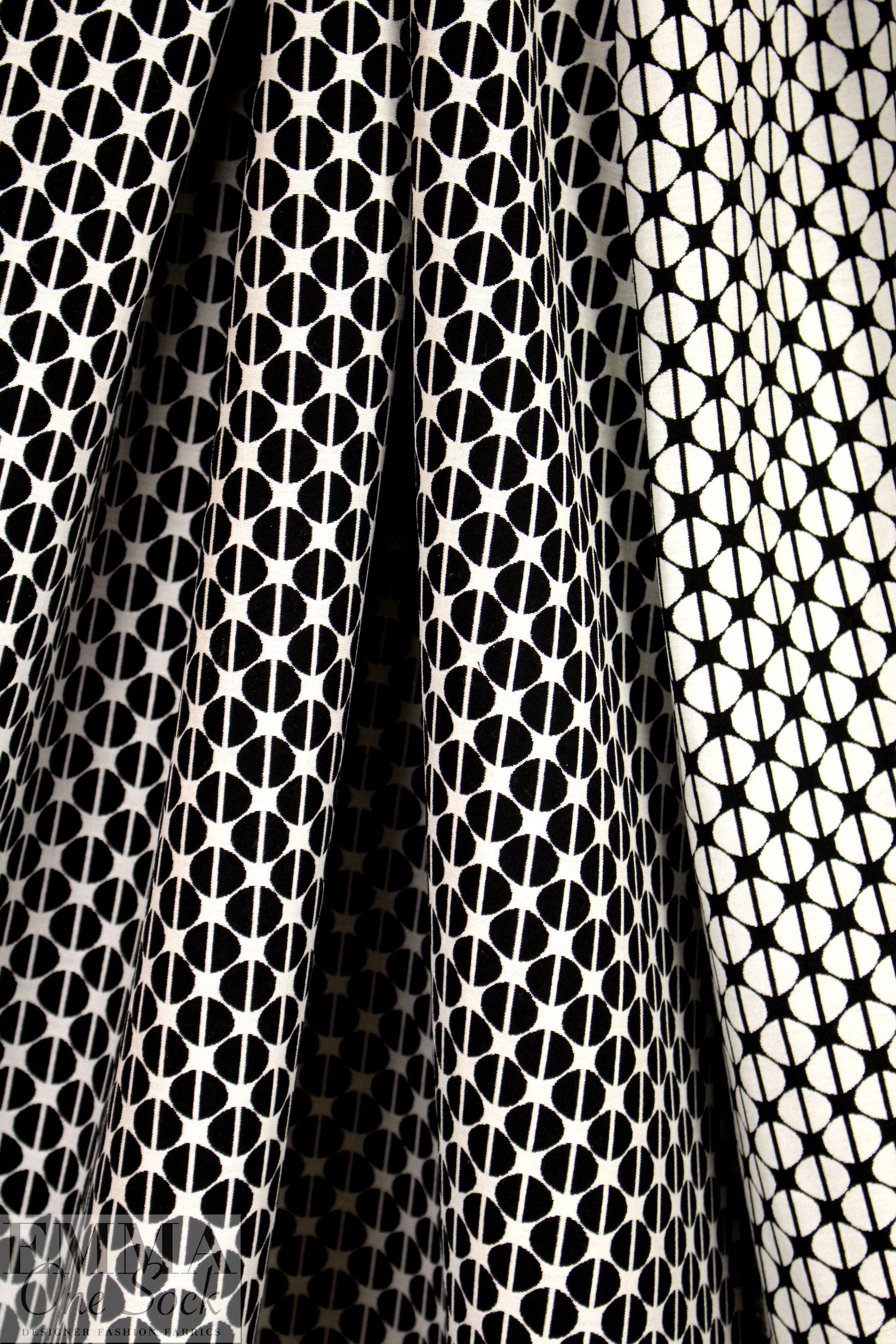 NY designer reversible vertical stretch jacquard - blk/wht .875 yds