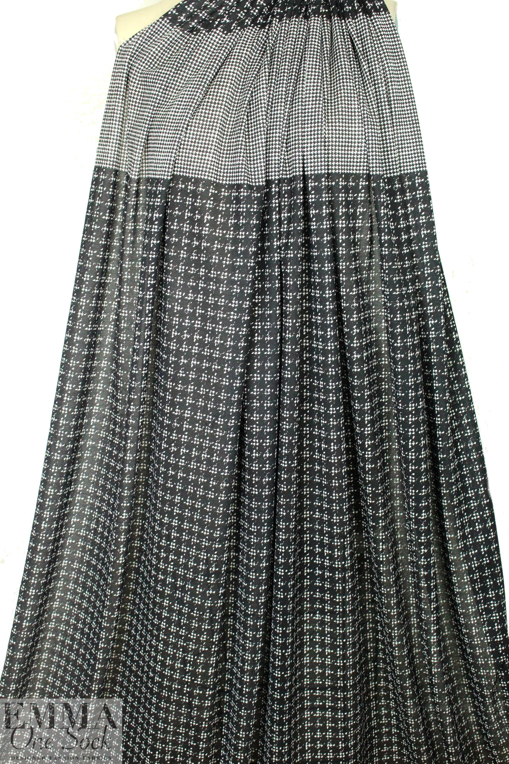 Burberr y houndstooth panel knit 1.125 yds Partial Panel