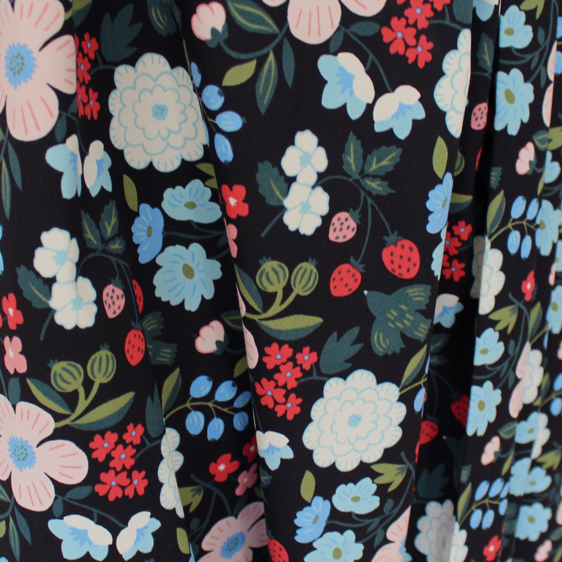 KOKKA 'Sopo' botanical cotton oxford - black