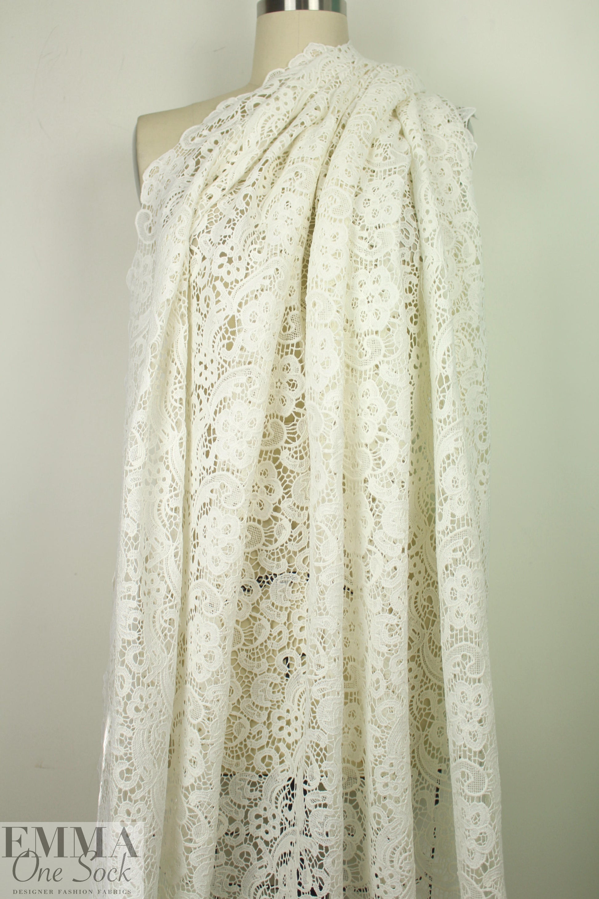 Akik0 floral paisley cotton guipure lace - creamy white .75 yds