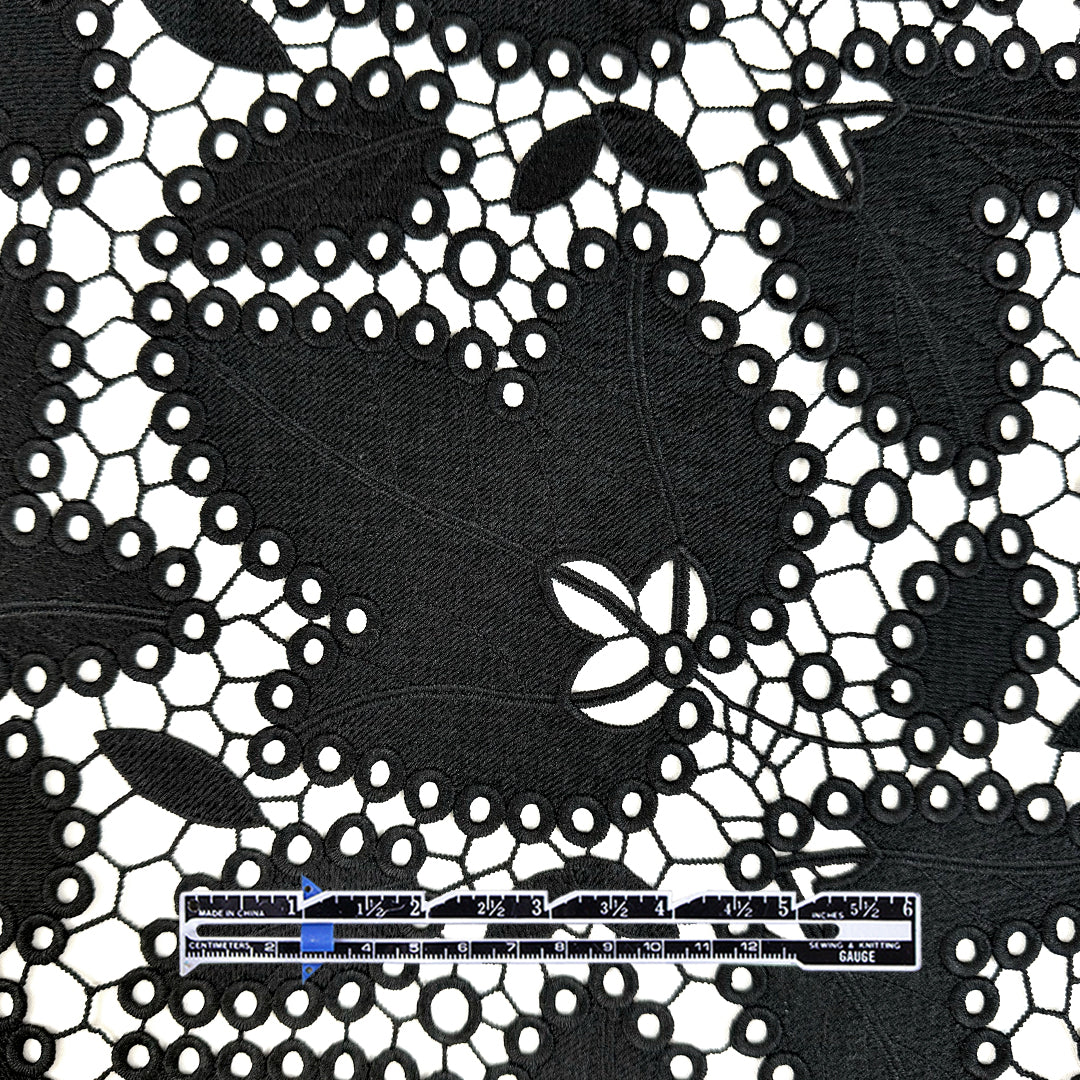 M. Lhui11ier 'black ivy' double scallop guipure lace .75 yds