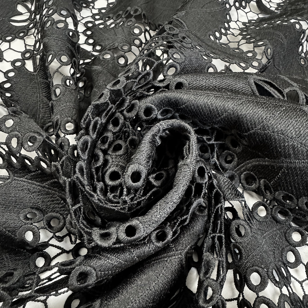 M. Lhui11ier 'black ivy' double scallop guipure lace .75 yds