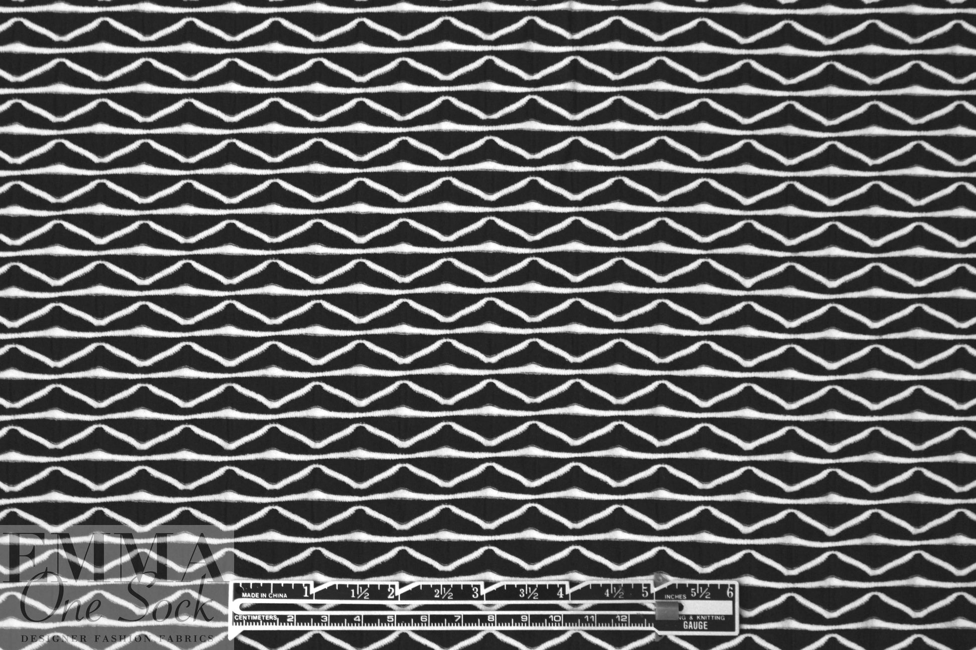 textured yarn dye novelty knit - black/white 1.66 yd