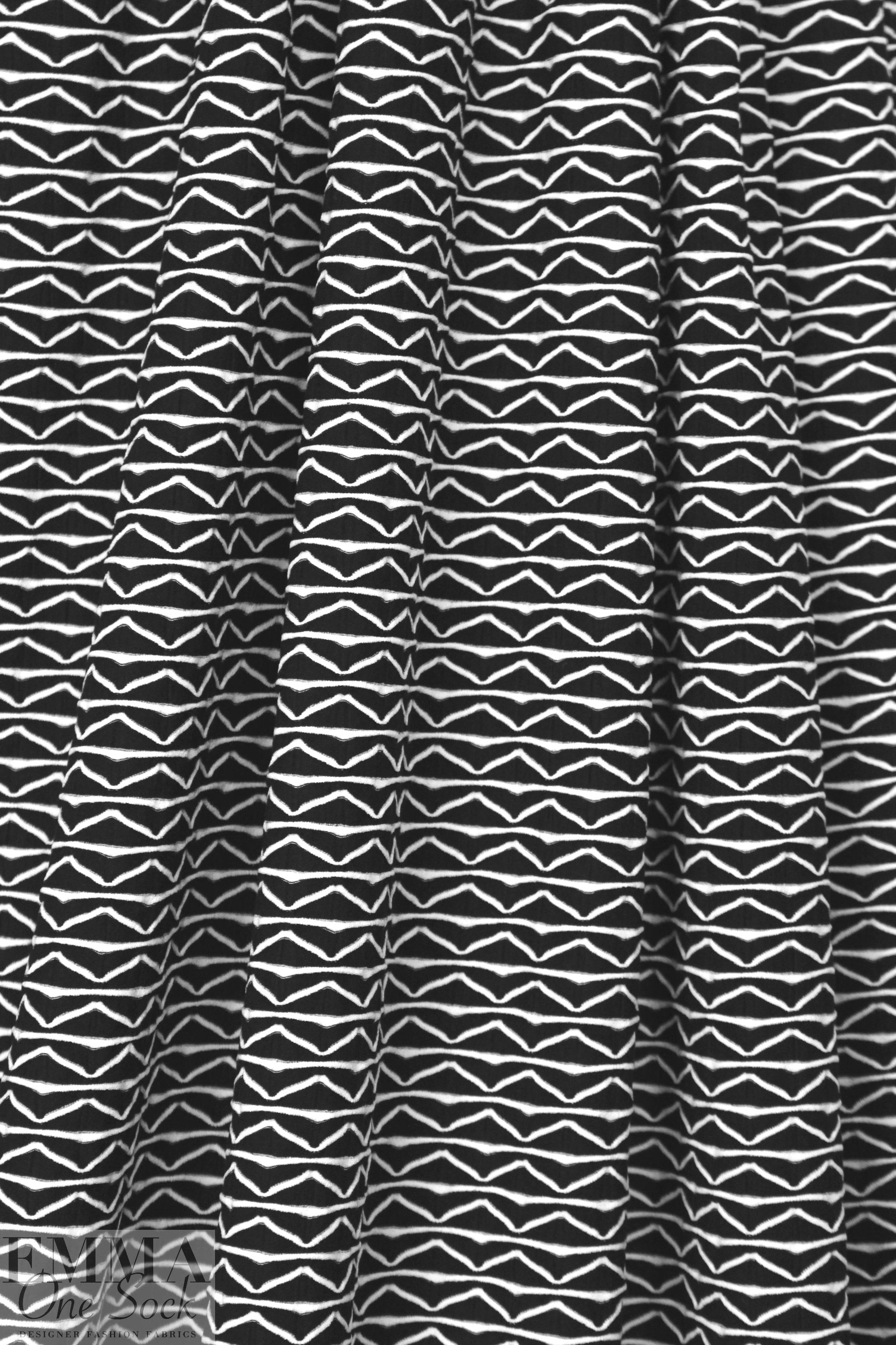 textured yarn dye novelty knit - black/white 1.66 yd