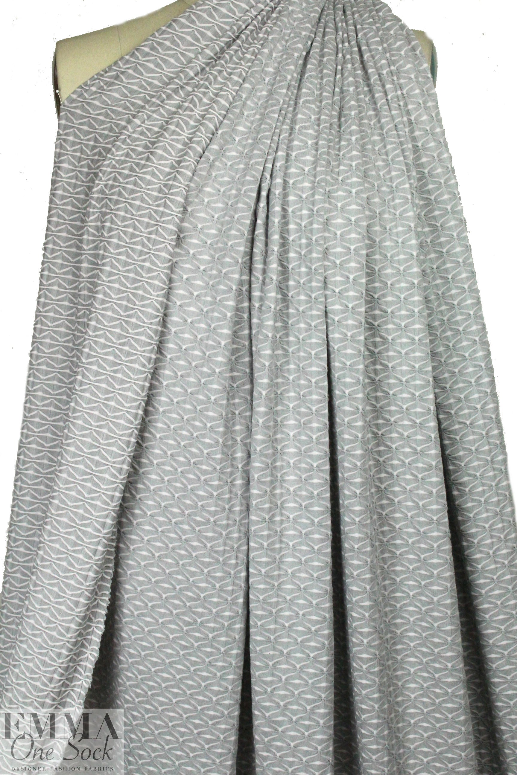 textured yarn dye novelty knit - light gray 1.5 yds