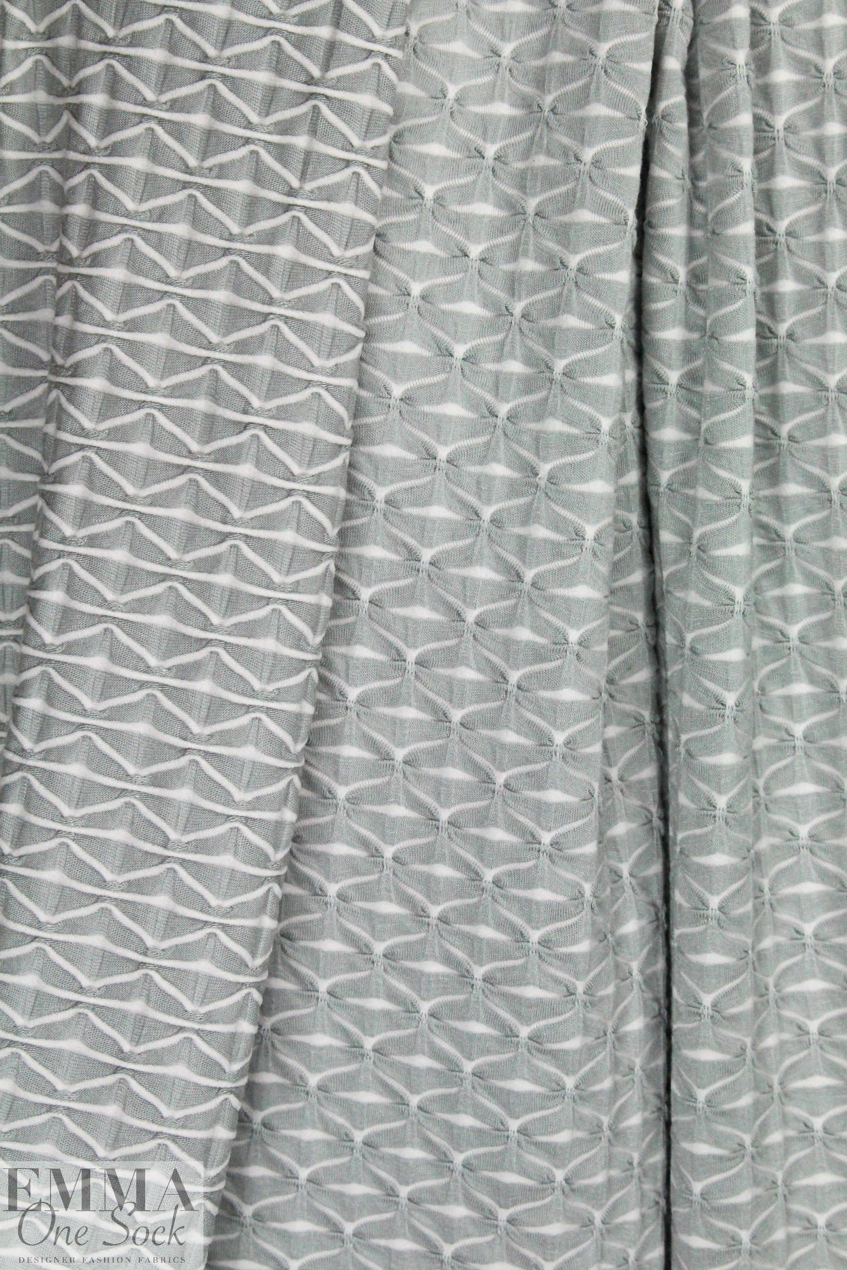 textured yarn dye novelty knit - light gray 1.5 yds