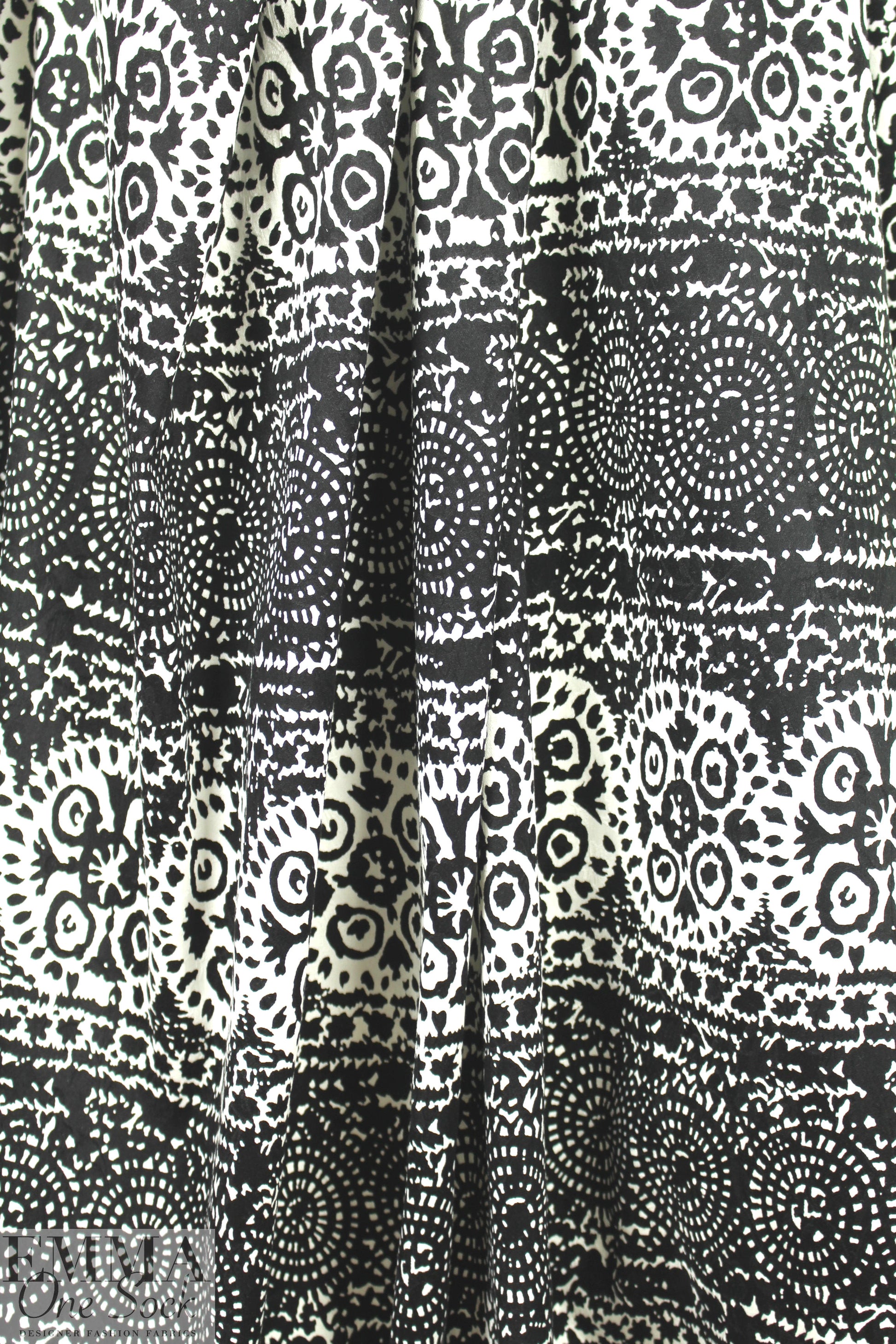 P0lo black/white graphic printed cotton stretch damask 1.66 yd