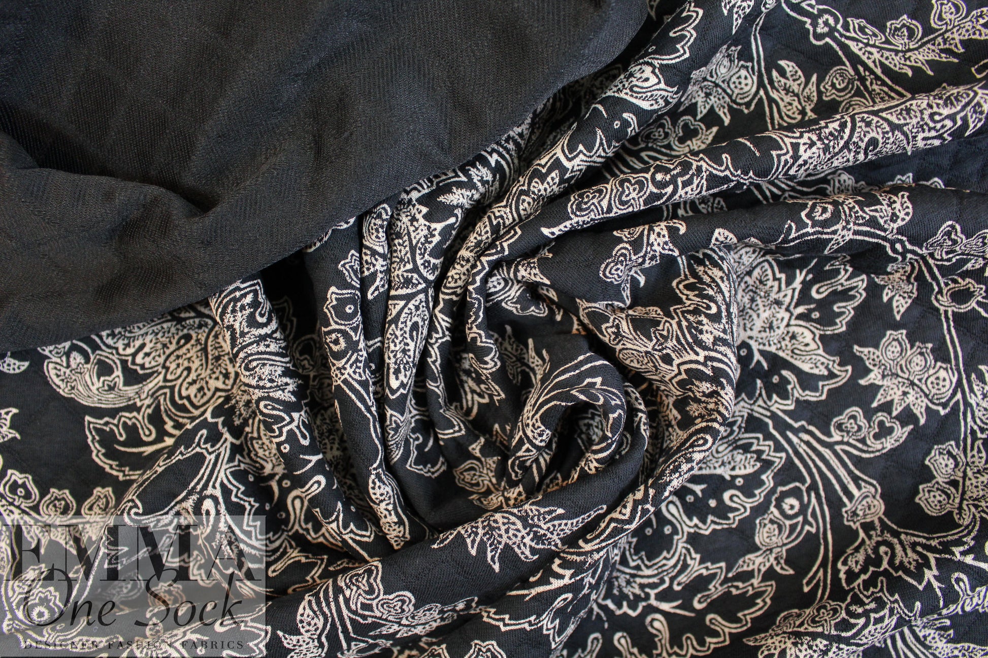 French printed 3-ply quilted-look knit - black deco flor