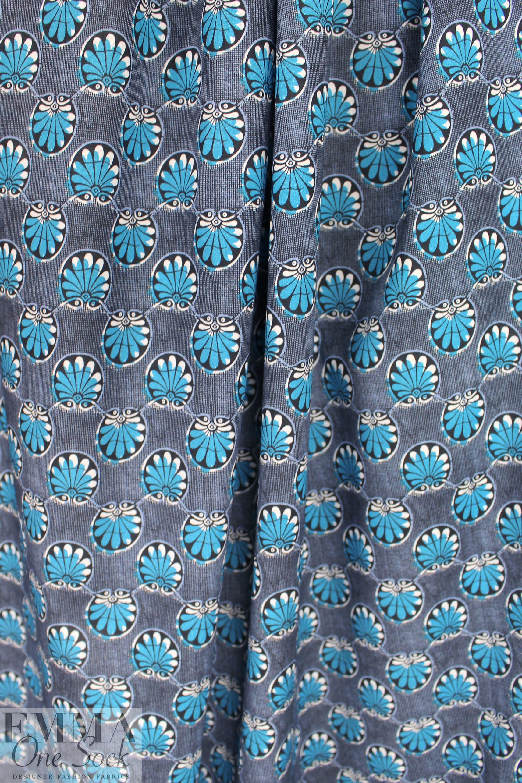 Italian deco scallop shell graphic cotton shirting 2.25 yd