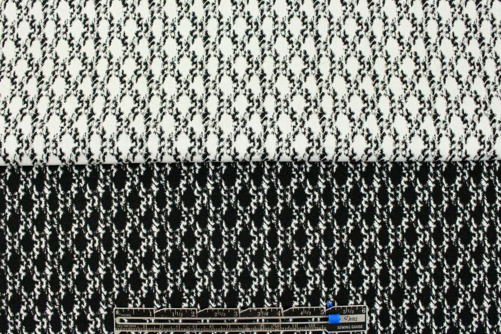 Japanese reversible stretch jacquard - b/w chain link 1.875 yd