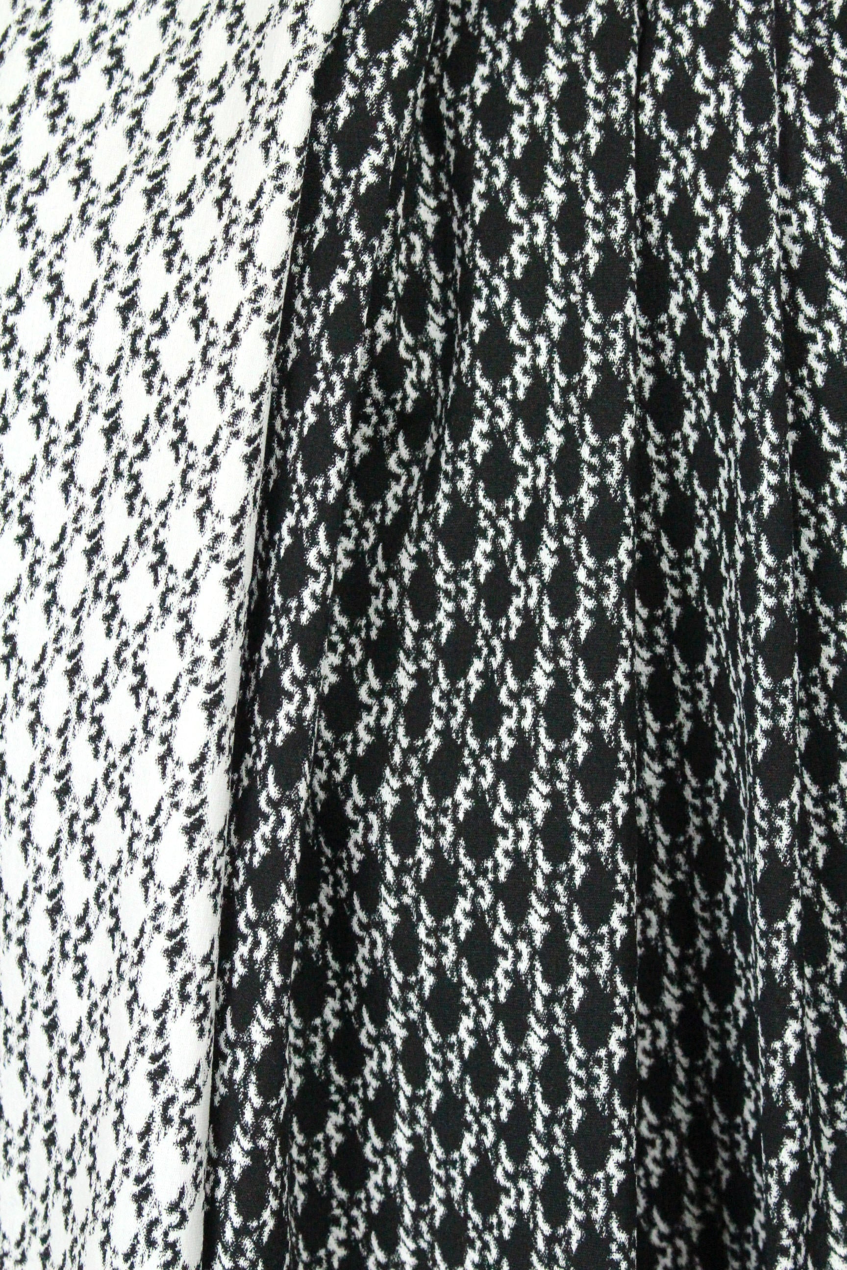 Japanese reversible stretch jacquard - b/w chain link