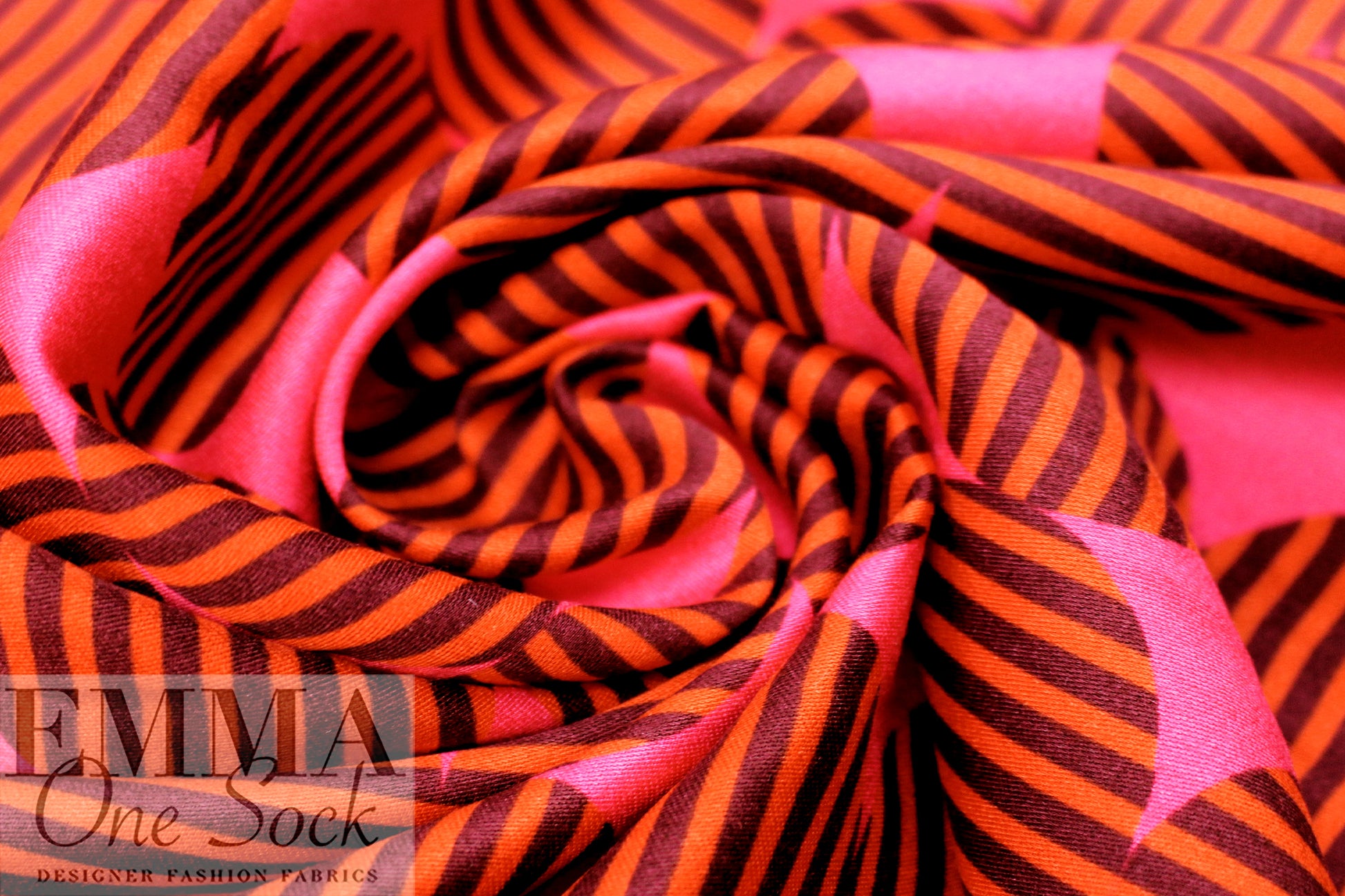 Massim0 'vibrant graphic' Italian drapey viscose woven 1.25 yds