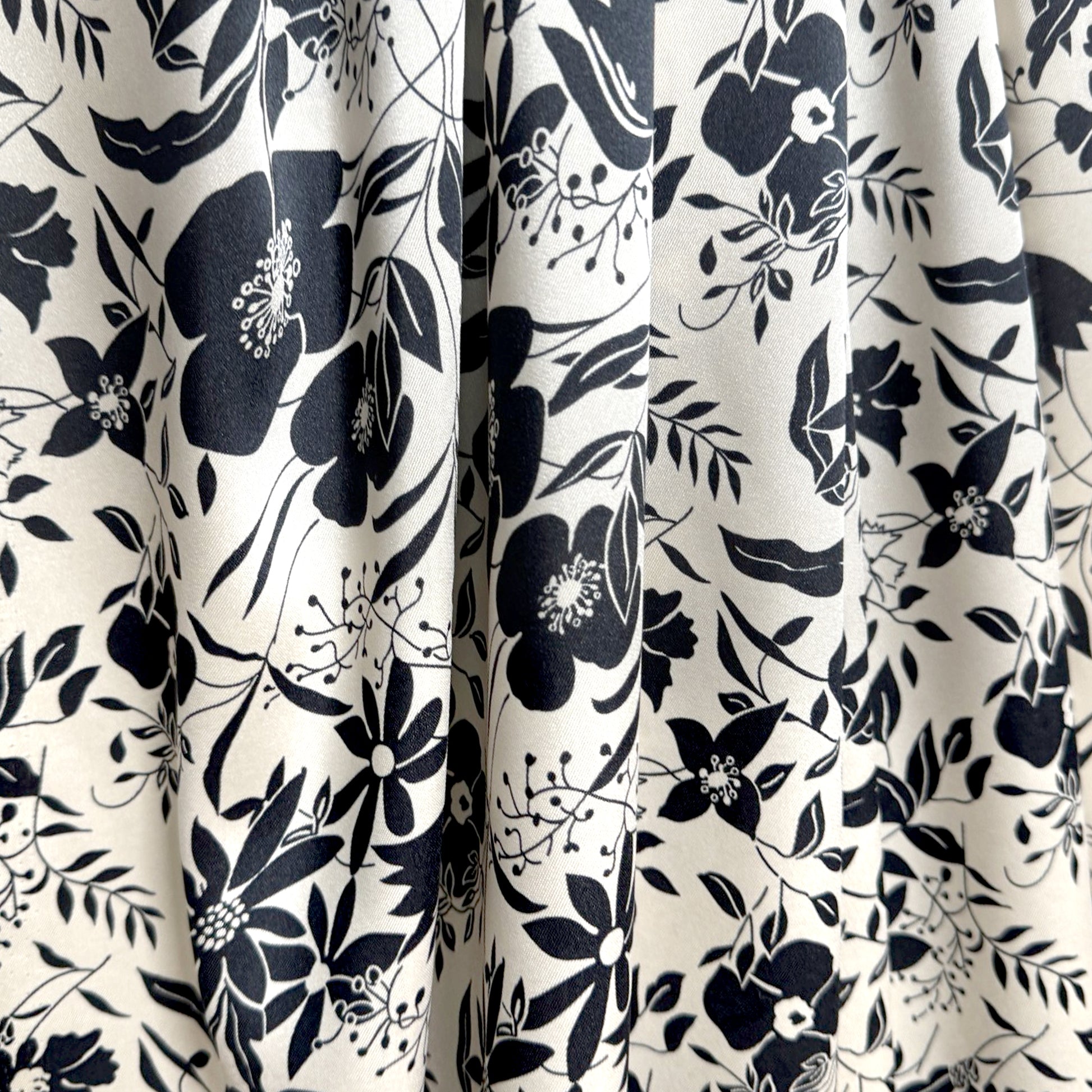 Italian floral silhouette lightweight twill - black/champagne