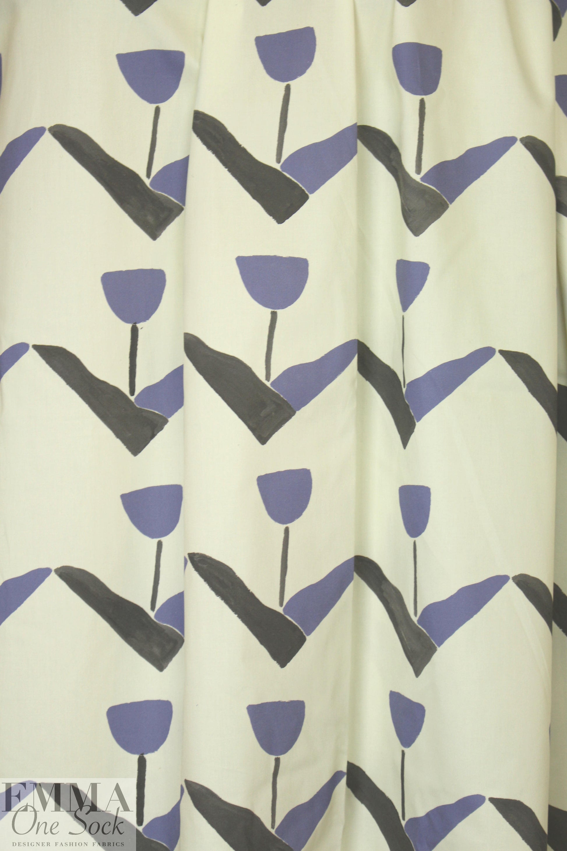 Whit large stylized tulip cotton/spandex shirting 1.75 yd